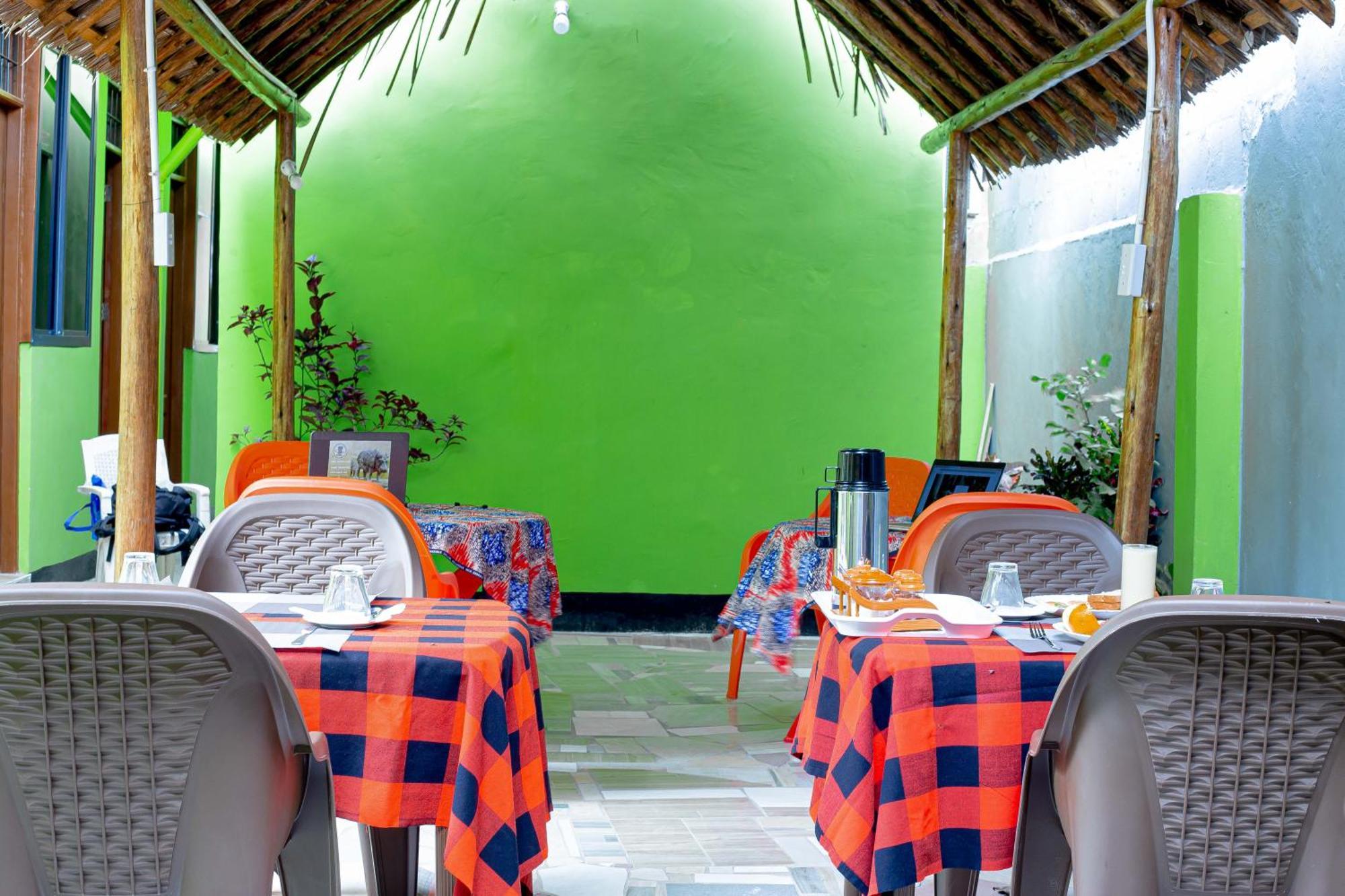L&J Modern Backpackers Bnb Dar es Salaam Extérieur photo